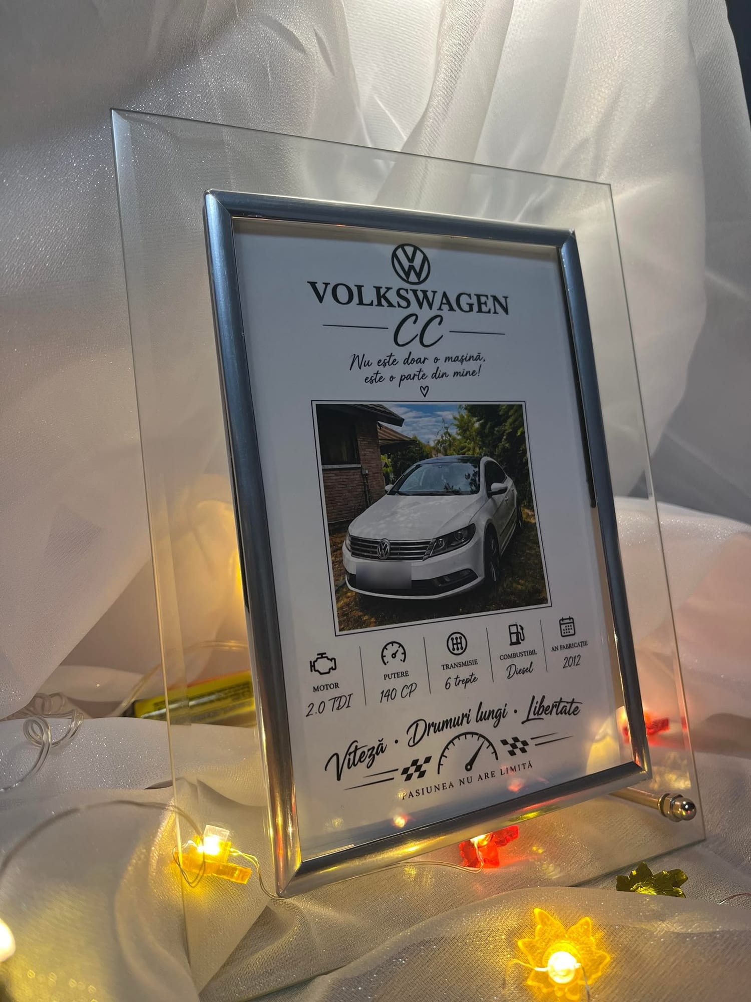 Ramă Foto din Sticlă 20x15cm Personalizată cu Mașina Ta - Cadou pentru Pasionații Auto.